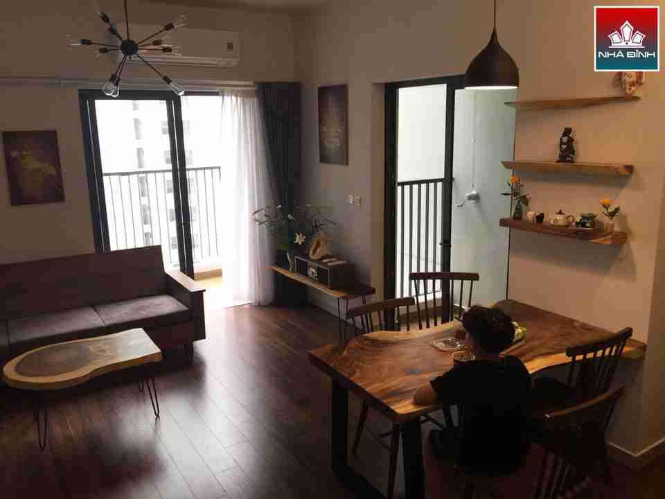 Không gian sử dụng mặt bàn gỗ Me Tây